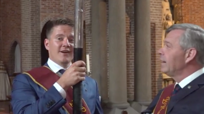 Toon (27) draagt loodzwaar zilveren kruis tijdens eeuwenoude Sint Jansprocessie