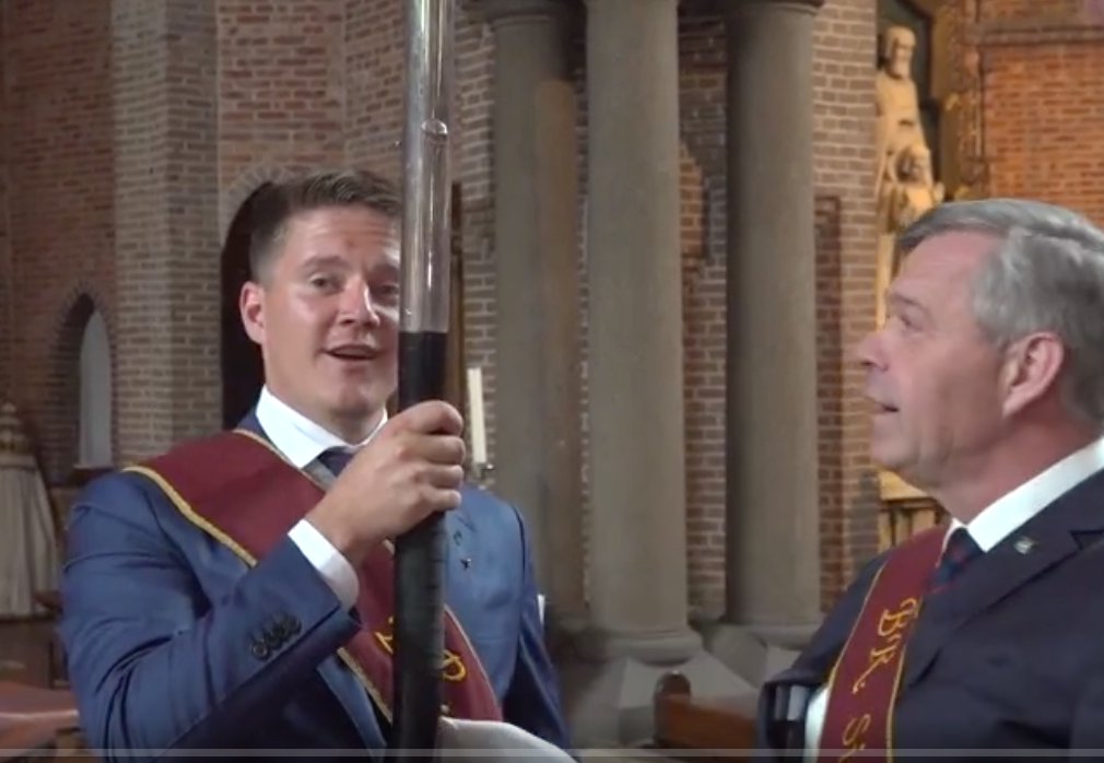 Toon (27) draagt loodzwaar zilveren kruis tijdens eeuwenoude Sint Jansprocessie