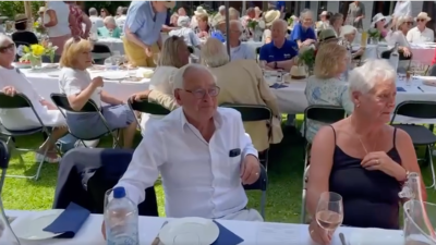Jarige Wim van der Zwaan in het zonnetje tijdens dorpslunch