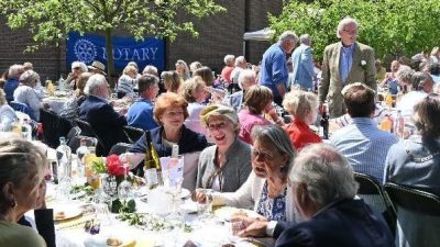 Dorpslunch vandaag in Kloostertuin