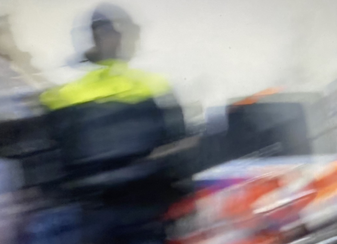 Motorrijder botst achterop auto op A1 bij Laren, file van een uur