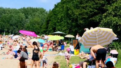 Drukke zomerdagen bij het strandje in De Bijvanck