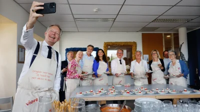 Bestuurders serveren driegangenmenu uit voor mensen die leven met kanker