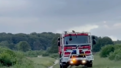 Vijf nieuwe natuurbrand bestrijdingsvoertuigen.