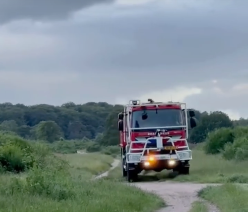 Vijf nieuwe natuurbrand bestrijdingsvoertuigen.