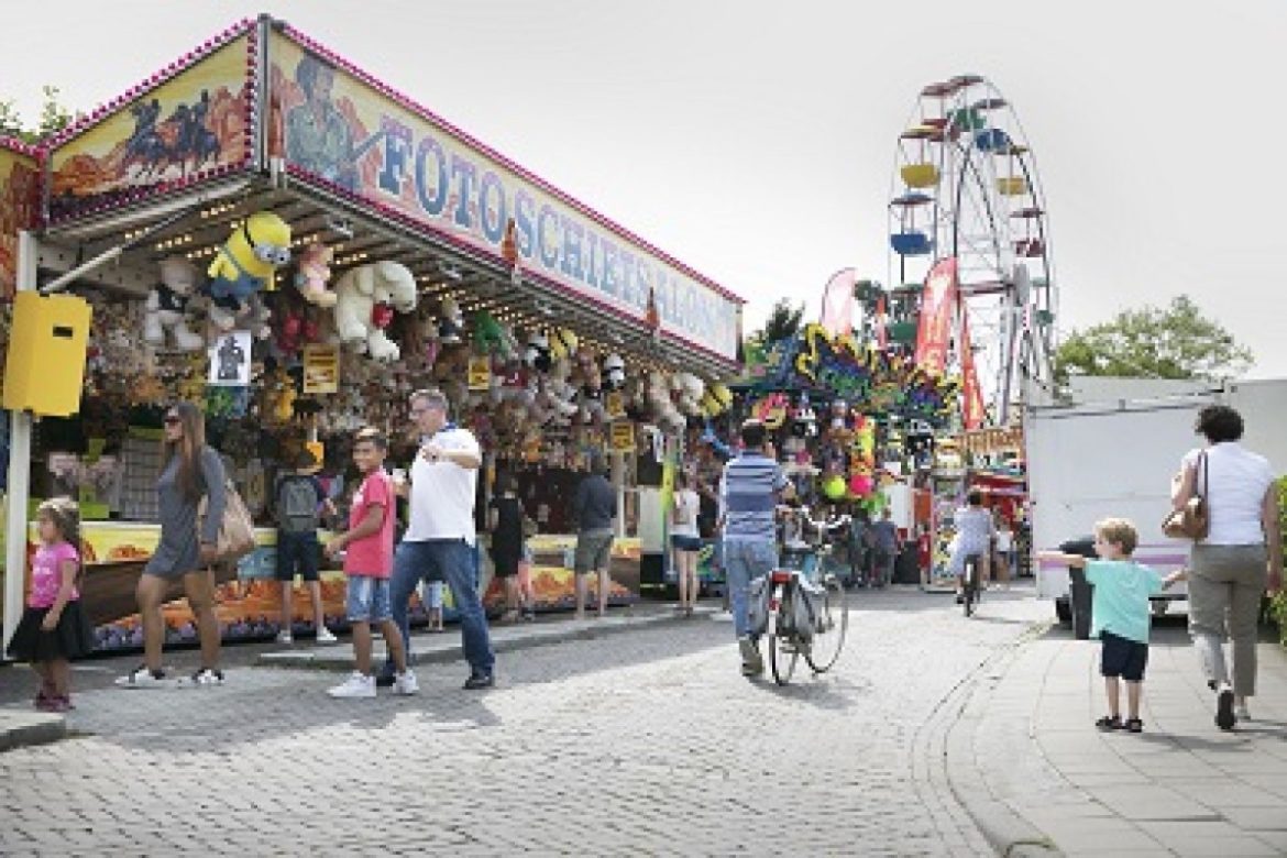 Het is nog steeds kermis bij de buren