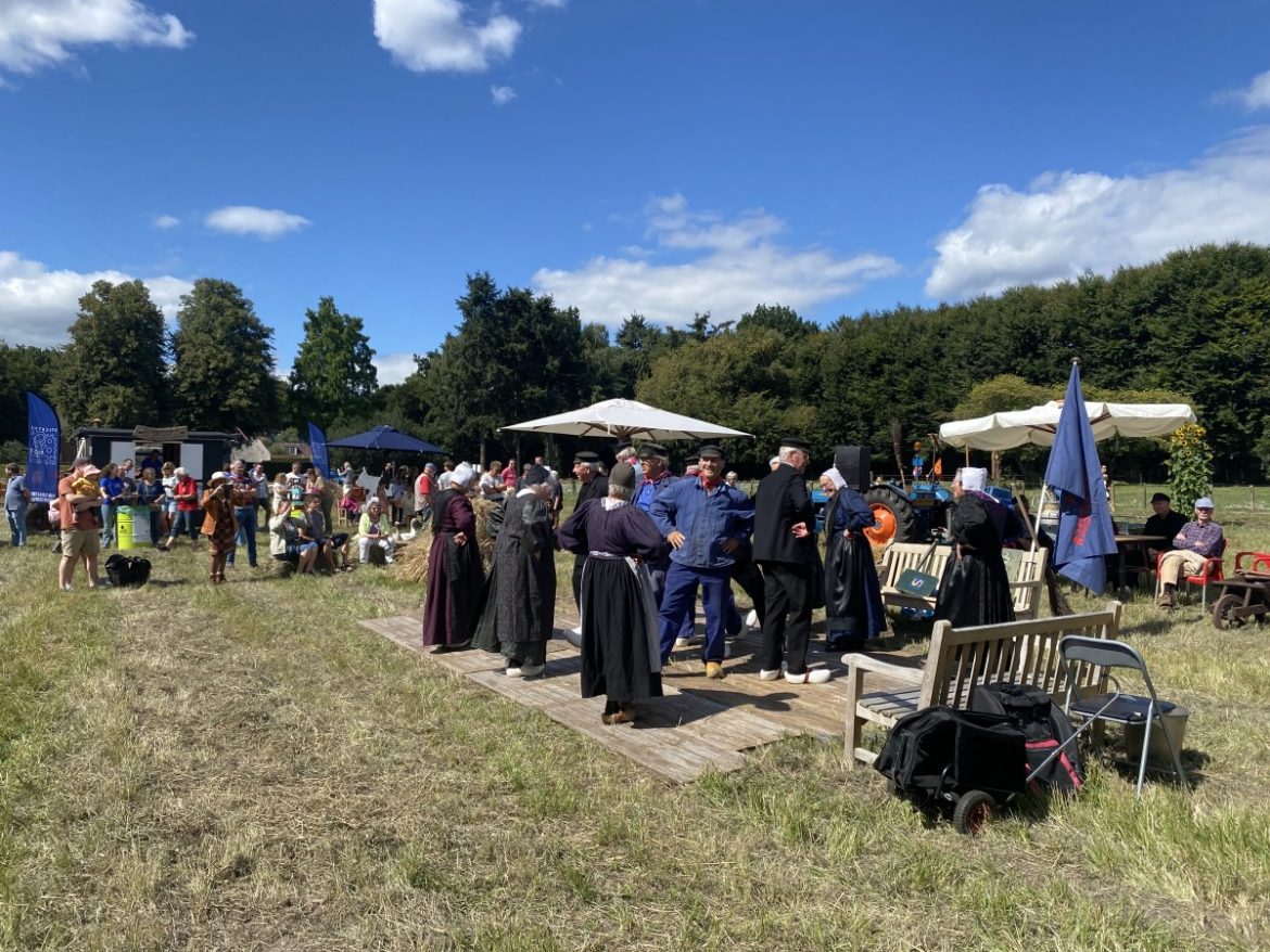 Lokaler kan bijna niet tijdens het Larens oogstfeest. ’Je staat hier met je voeten op de bron van je biertje’