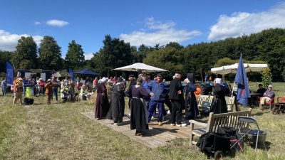 Lokaler kan bijna niet tijdens het Larens oogstfeest. ’Je staat hier met je voeten op de bron van je biertje’