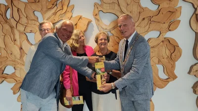 Eerste boekje Volksuniversiteit Het Gooi voor burgemeester Han ter Heegde