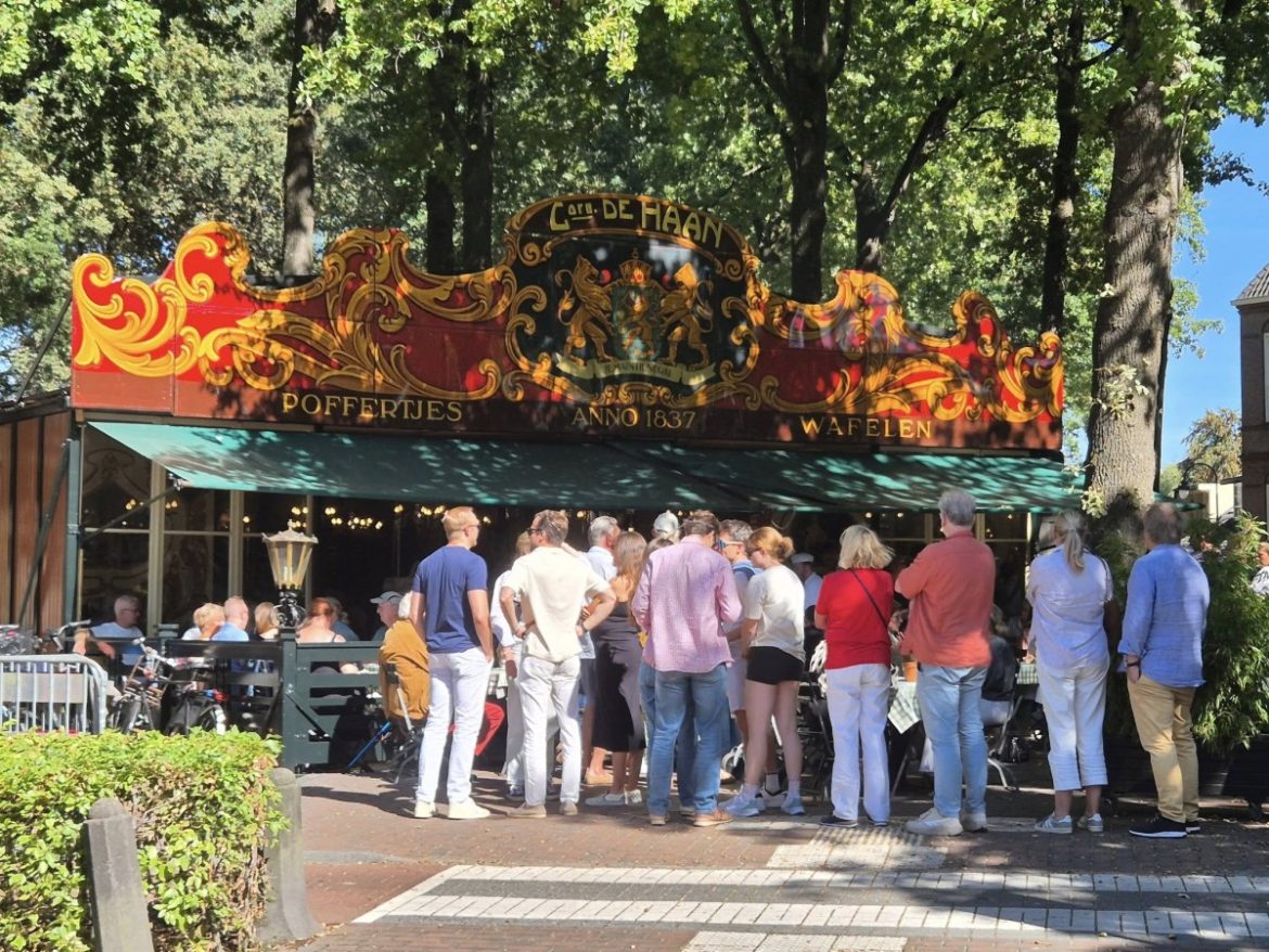 Lange rijen voor de laatste poffertjes