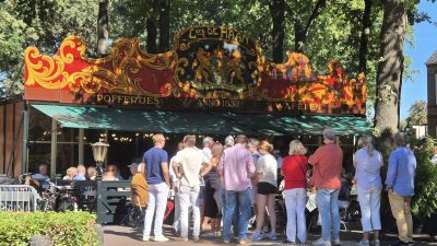 Lange rijen voor de laatste poffertjes