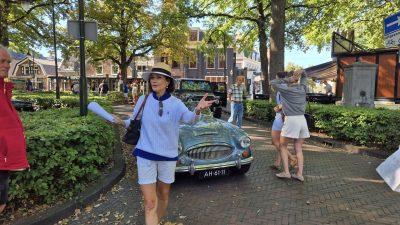 Mercedessen, cabrio en een dragracer zijn populair op de Meerijdag van de Rotary in Laren. ’Het kan een stuk slechter dan een rondje meerijden in een cabrio’
