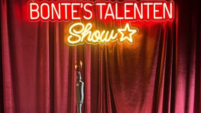 Henny Huisman duikt op bij talentenshow in ’t Bonte Paard in Laren: ’Jij wordt een hele grote’
