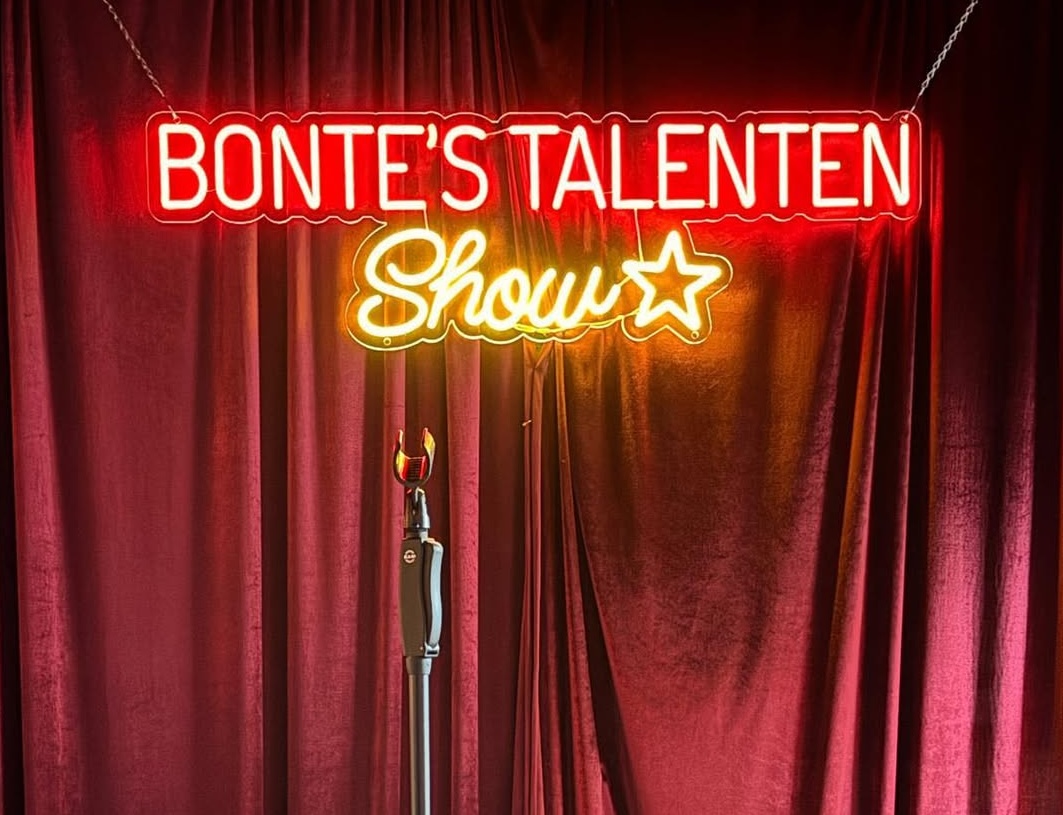 Henny Huisman duikt op bij talentenshow in ’t Bonte Paard in Laren: ’Jij wordt een hele grote’