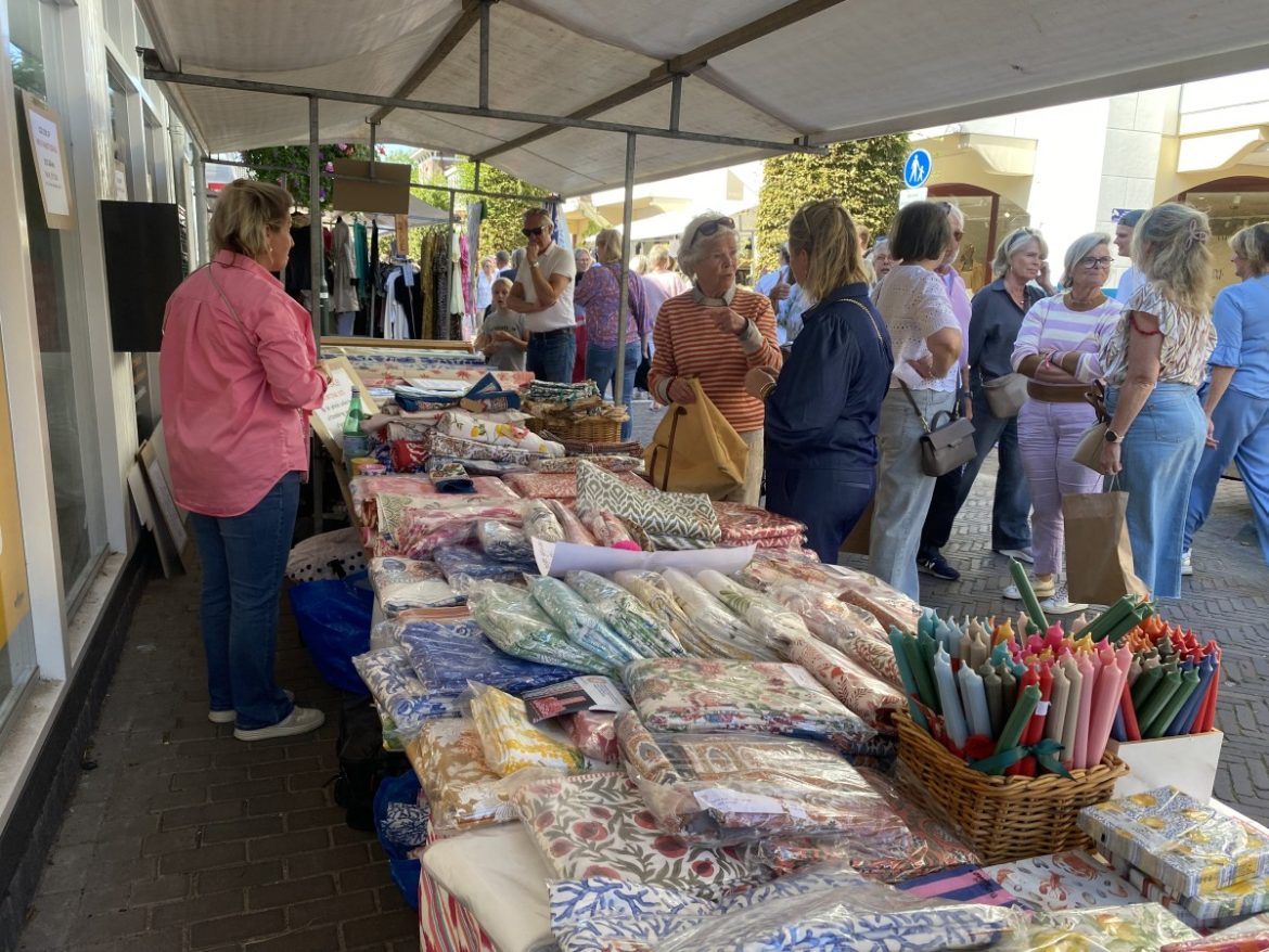 Grote toeloop bij ‘Sunny  Streetsale’