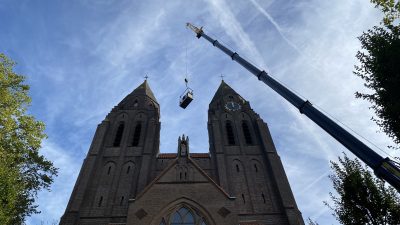 De klok van de Sint Jansbasiliek in Laren tikt én straalt weer, met dank aan inwoners en ondernemers