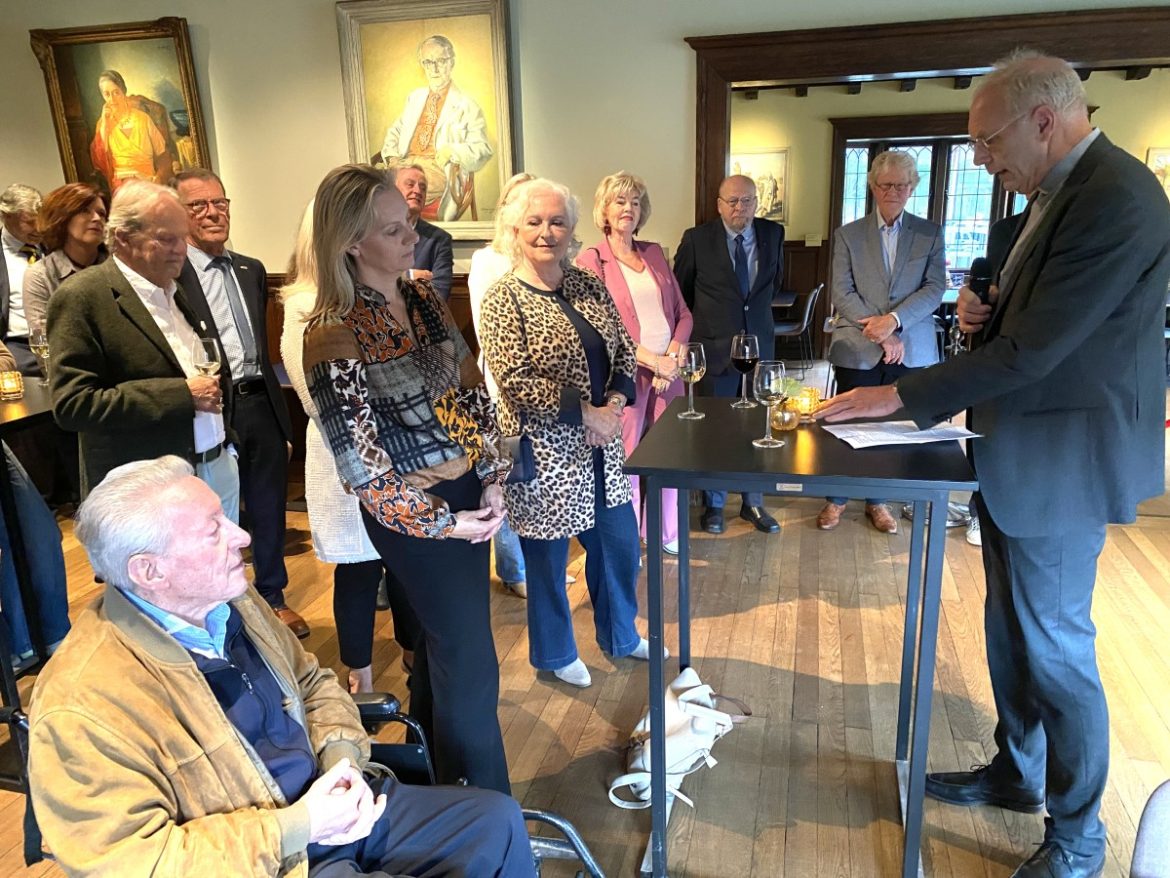 Pastoor Nico van der Peet opent ‘100 jaar Sint Jan’ in Singer Laren