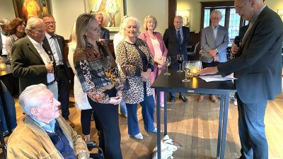 Pastoor Nico van der Peet opent ‘100 jaar Sint Jan’ in Singer Laren