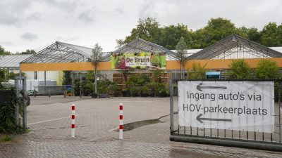 Ruzie over inrit bij tuincentrum ontaardt in vechtpartij. ’Je hoeft geen blik verf over mijn hoofd te gooien’