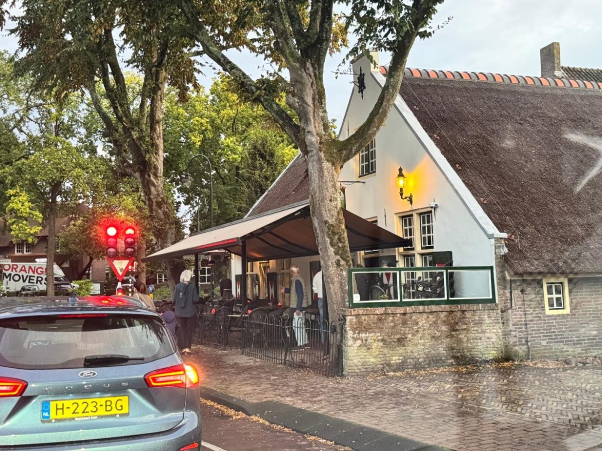 (Storm in glas water, blijkt toch niet zo volgens gemeente) Laren wijst op regels rondom ’proefparasol’ ’t Bonte Paard: ’Vergunning noodzakelijk’