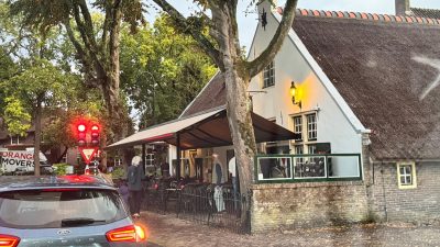 (Storm in glas water, blijkt toch niet zo volgens gemeente) Laren wijst op regels rondom ’proefparasol’ ’t Bonte Paard: ’Vergunning noodzakelijk’