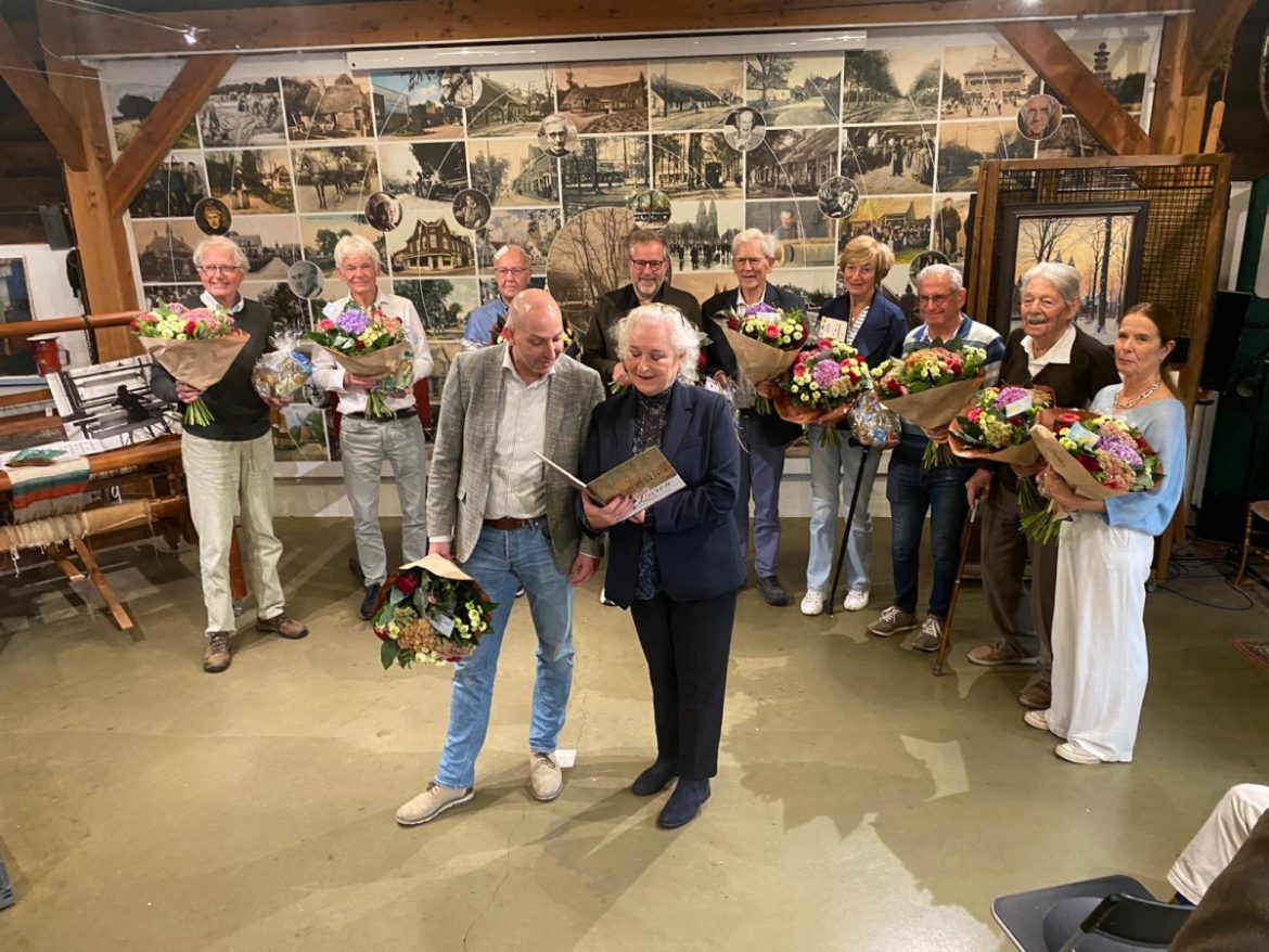 Eerste exemplaar Jumbo plaatjesboek voor burgemeester