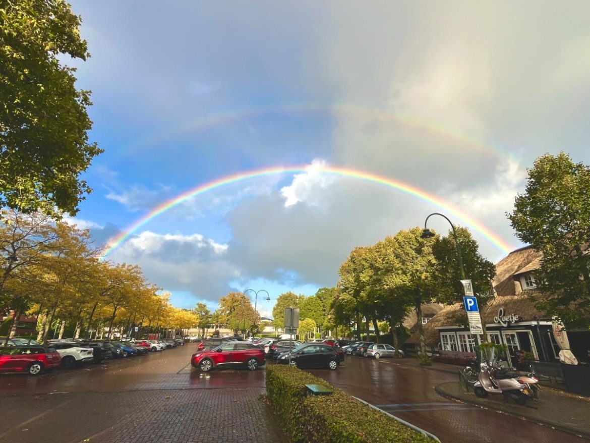 Topfoto regenboog boven kermisterrein