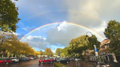Topfoto regenboog boven kermisterrein
