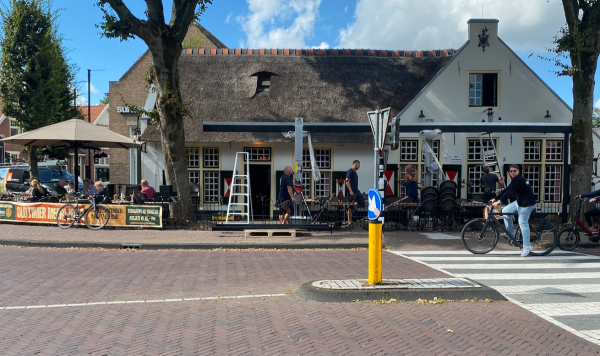 G&E: Ophef in Laren over terrasconstructie bij ’t Bonte Paard: ’Een storm in een glas water’. (volgens t’ Bonte Paard; red.)