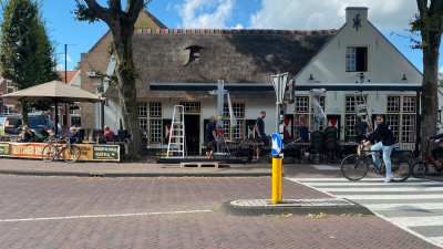 G&E: Ophef in Laren over terrasconstructie bij ’t Bonte Paard: ’Een storm in een glas water’. (volgens t’ Bonte Paard; red.)
