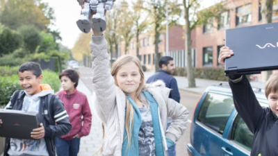 2 teams Gooische school  in actie tijdens de E-waste Race