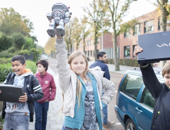 2 teams Gooische school  in actie tijdens de E-waste Race