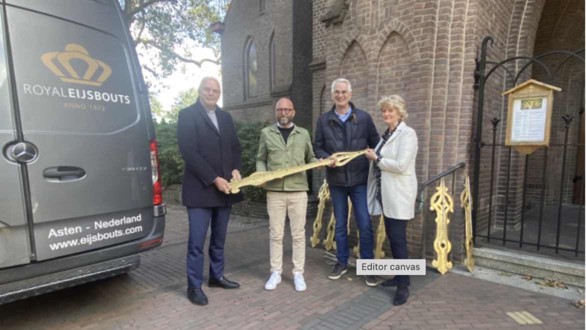 (fotorepo) Nieuwe (verlichte) wijzerplaten voor jubilerende basiliek