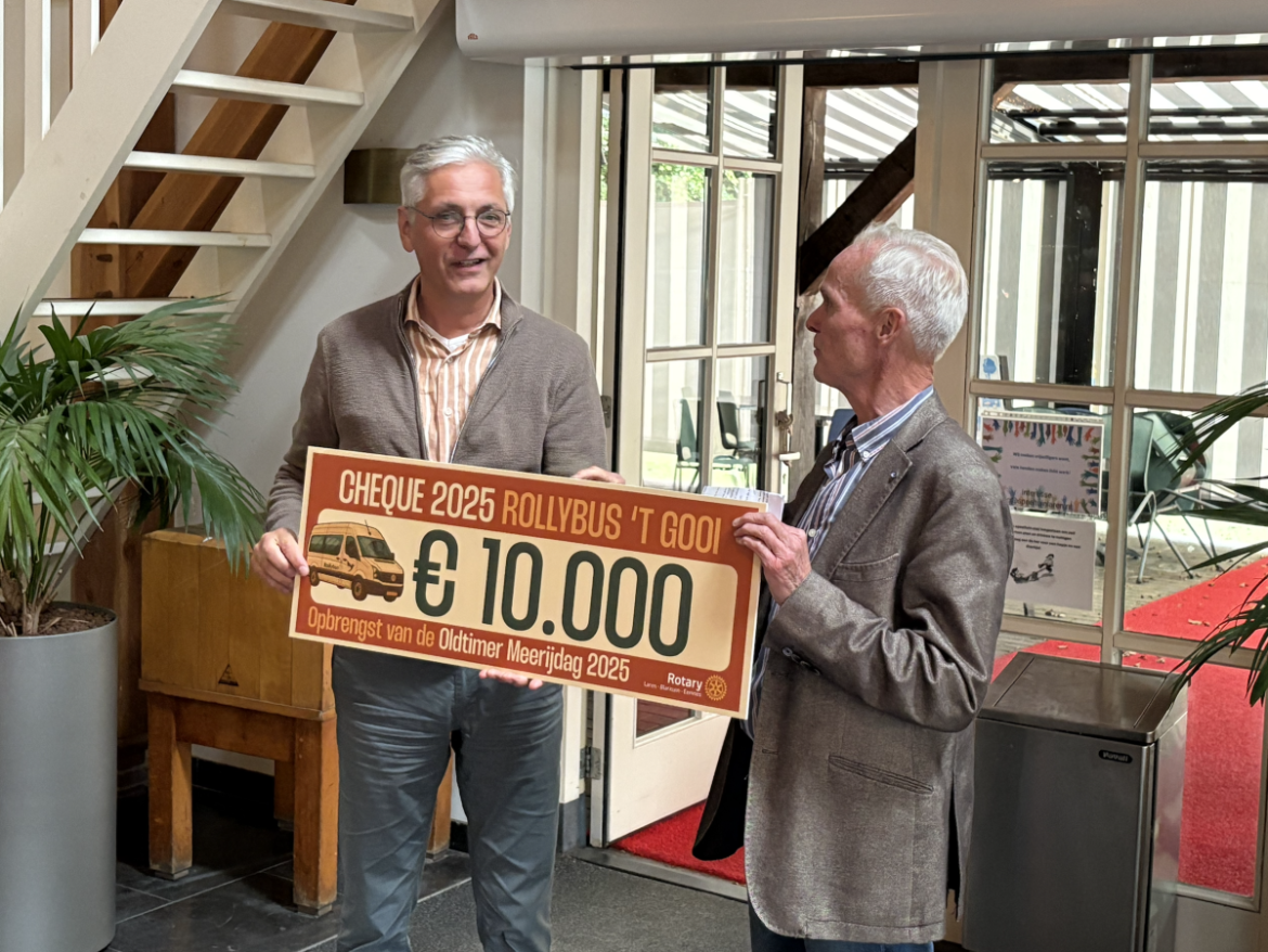 Rotary Laren Blaricum overhandigt een cheque van 10.000 euro aan de Rollybus.