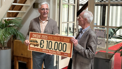 Rotary Laren Blaricum overhandigt een cheque van 10.000 euro aan de Rollybus.