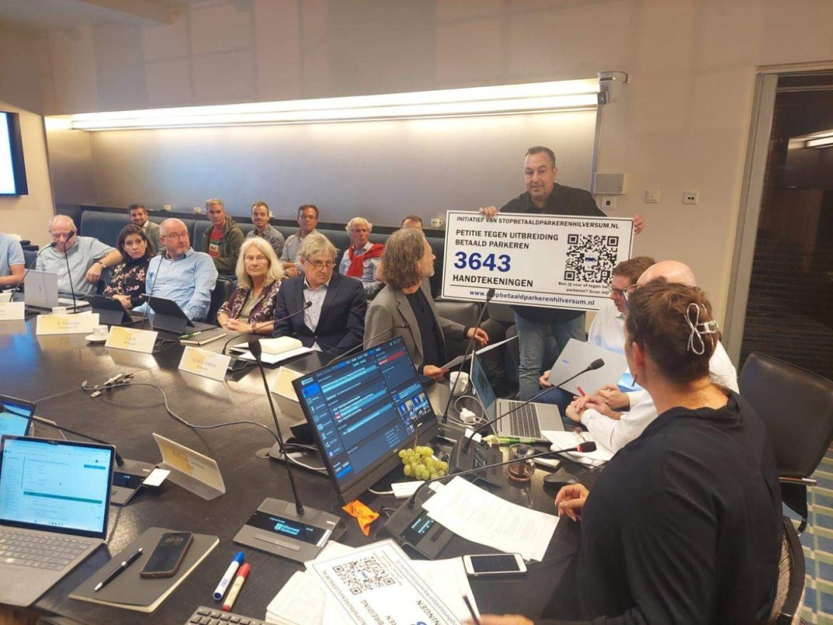 Hilversummers overhandigen petitie met 3.600 handtekeningen tegen betaald parkeren