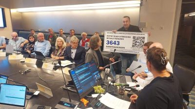 Hilversummers overhandigen petitie met 3.600 handtekeningen tegen betaald parkeren