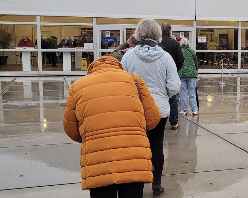 Nieuwe ronde coronavaccinaties van de GGD op meer plekken: ’Het virus is nog niet verdwenen’