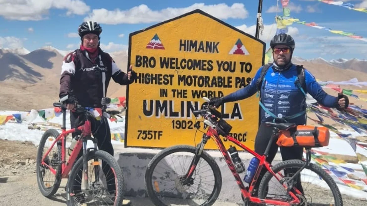 Blaricummer bereikt als eerste Nederlander op de fiets hoogste pas ter wereld