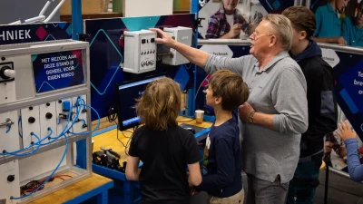 Bijna 800 Gooise scholieren ontdekken techniek tijdens PET Event