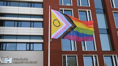 De provincie Noord-Holland hijst vandaag  de  Pridevlag voor Coming-Outdag.