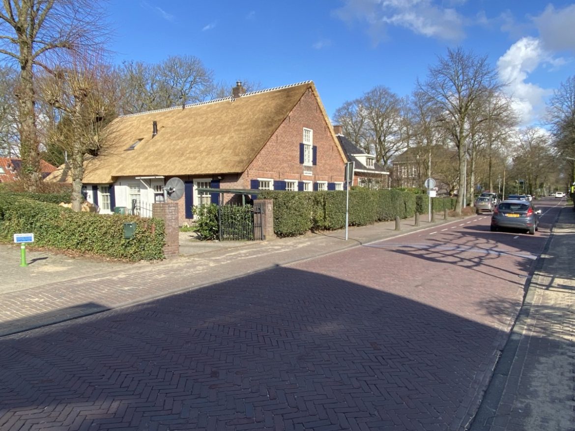 Besluit over herinrichting Eemnesserweg in Laren uitgesteld: ’Zo’n ingrijpende wijziging vraagt om zorgvuldigheid’