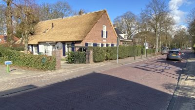 Besluit over herinrichting Eemnesserweg in Laren uitgesteld: ’Zo’n ingrijpende wijziging vraagt om zorgvuldigheid’
