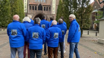 Antieke muziektent crew in nieuw jasje