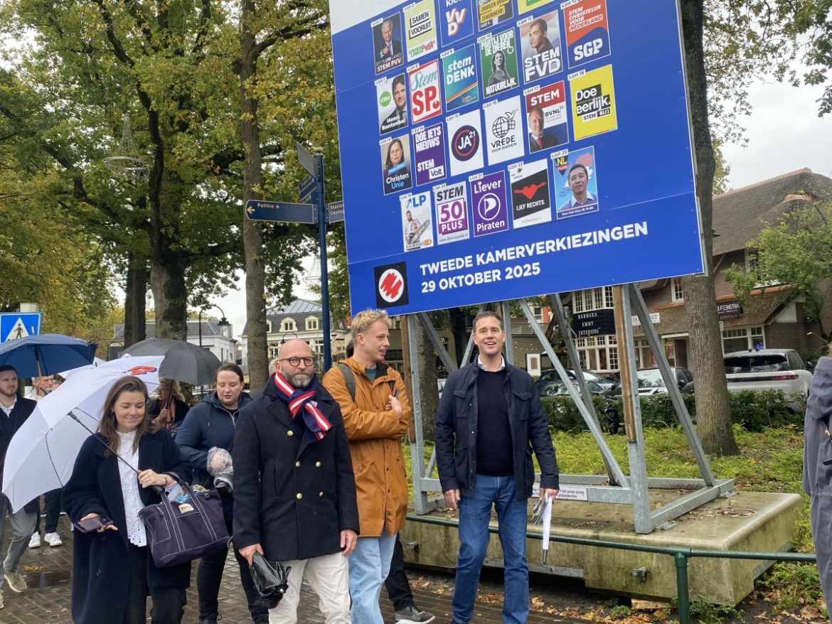 (foto repo) Minister Heinen maakt verkiezingsrondje in Laren