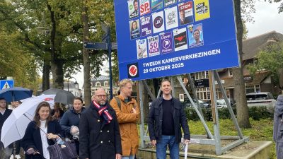 (foto repo) Minister Heinen maakt verkiezingsrondje in Laren