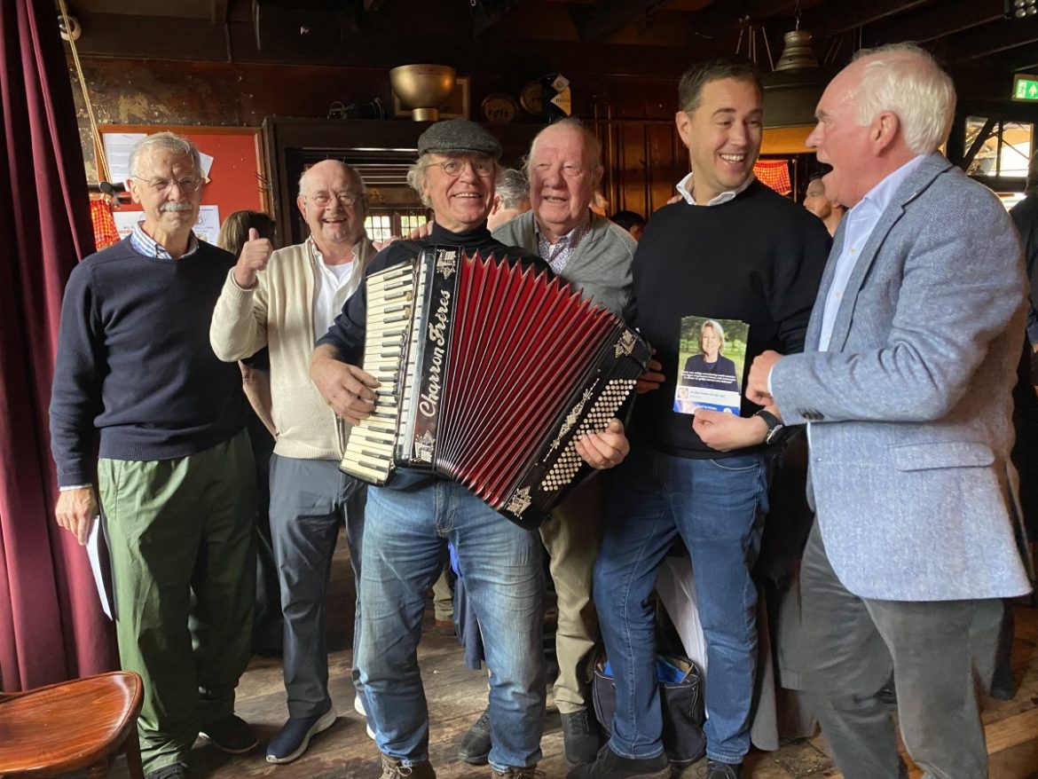 Als een ware superster wordt minister Eelco Heinen ontvangen in zijn geboorteplaats Laren: ’Waar is de poffertjeskraam?’