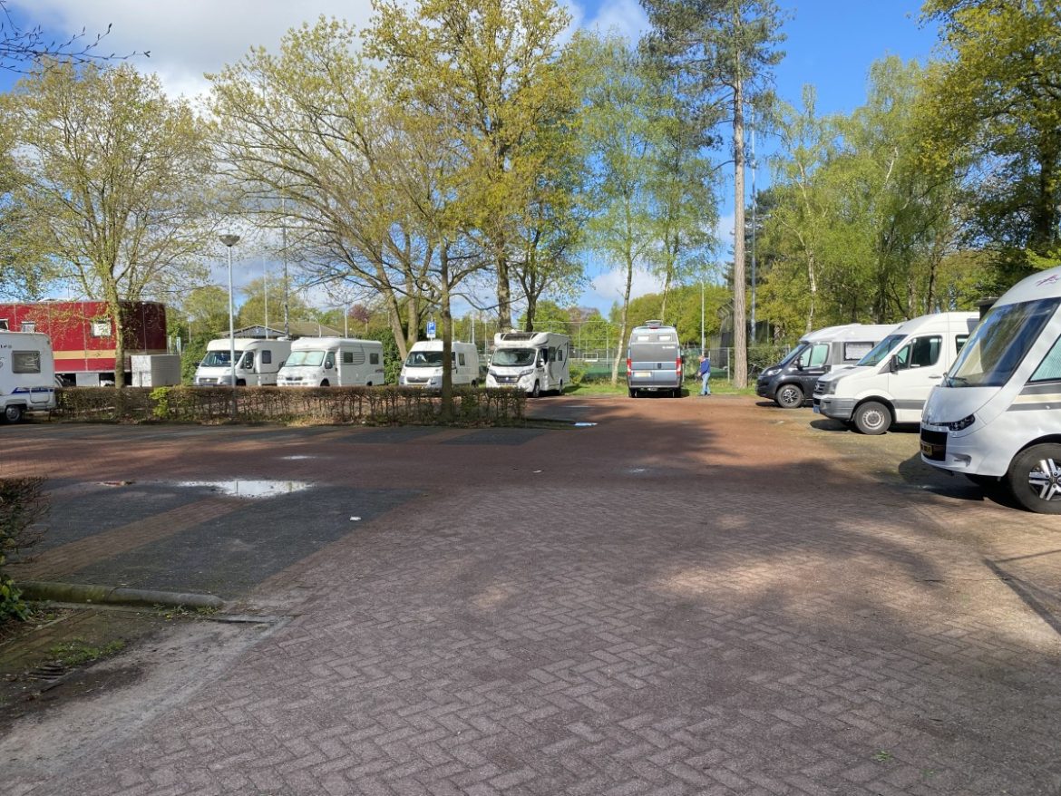 Laren wil camperoverlast bij De Biezem indammen met sanitaire voorzieningen: ’De omgeving was bezaaid met menselijke uitwerpselen’ 