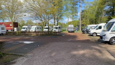 Laren wil camperoverlast bij De Biezem indammen met sanitaire voorzieningen: ’De omgeving was bezaaid met menselijke uitwerpselen’ 