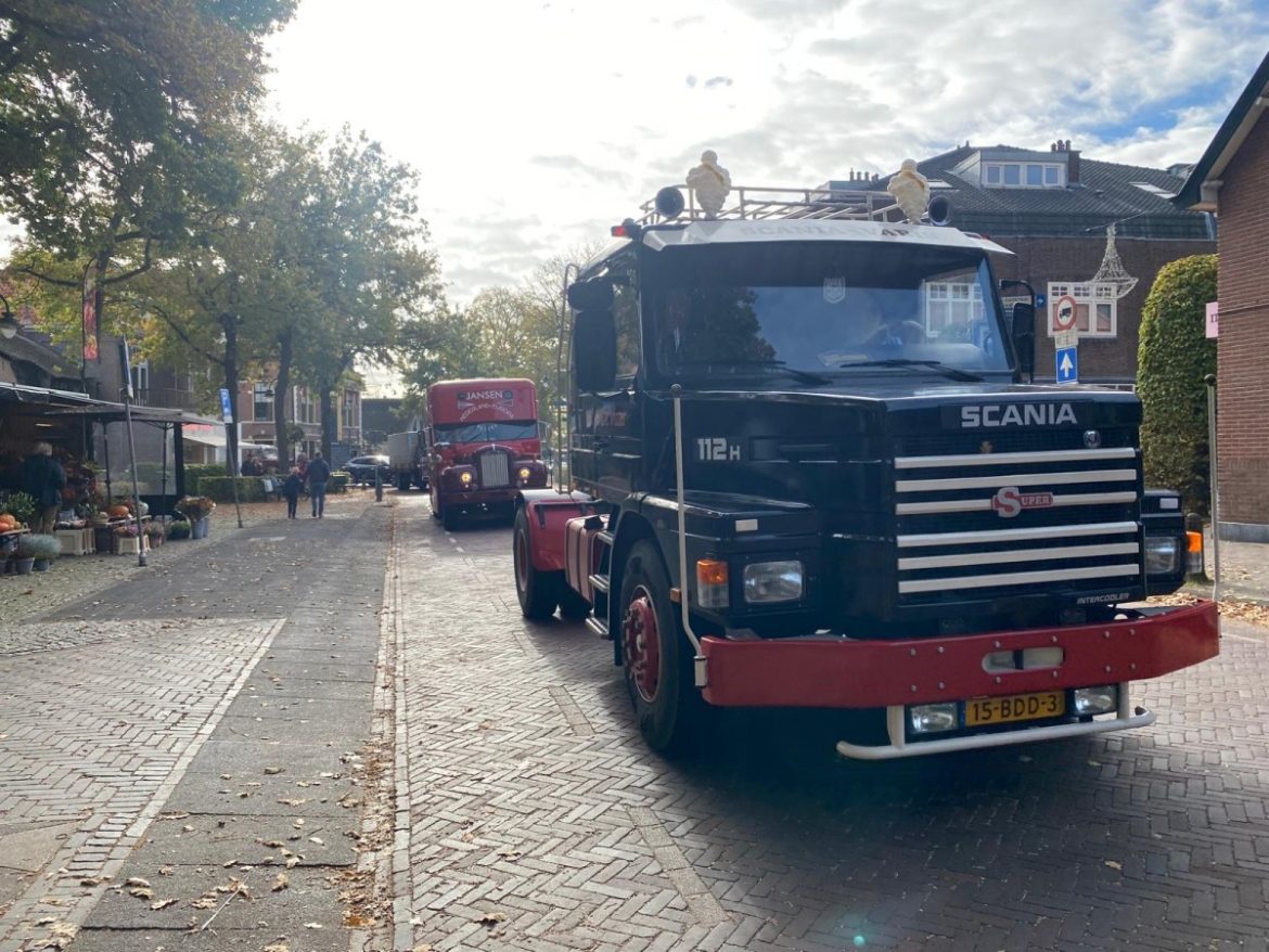 Najaarsrit ‘Historische Automobiel Vereniging  Vrachtwagengroep’ deed Laren aan